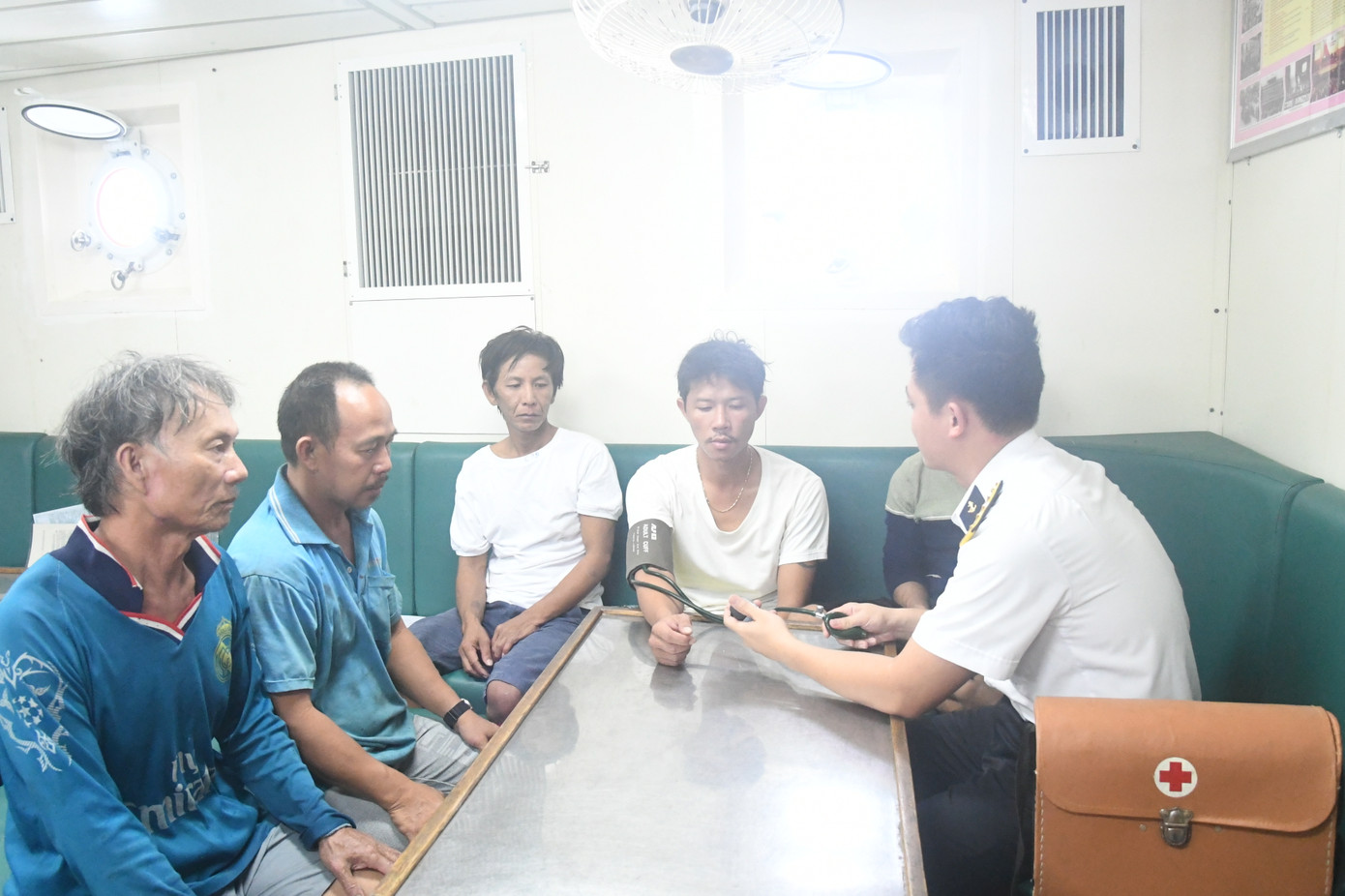 Các bác sĩ Tàu 471 kiểm tra sức khoẻ cho 5 ngư dân Bình Định gặp nạn. Ảnh: Nguyễn Nam. Các bác sĩ Tàu 471 kiểm tra sức khoẻ cho 5 ngư dân Bình Định gặp nạn. Ảnh: Nguyễn Nam.