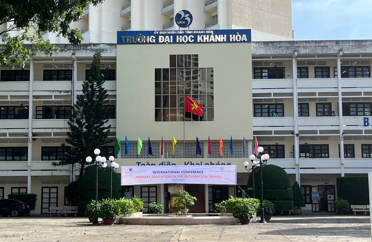 Nhiều hạng mục công trình của trường Đại học Khánh Hòa hiện đã xuống cấp. Ảnh: Lữ Hồ.