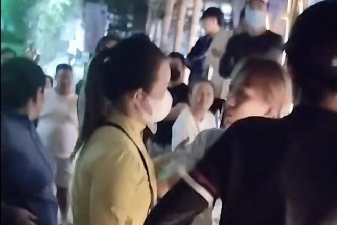 Người nhà sản phụ tập trung tại BVĐK Khánh Hòa đề nghị làm rõ nguyên nhân. Ảnh: MXH. Người nhà sản phụ tập trung tại BVĐK Khánh Hòa đề nghị làm rõ nguyên nhân. Ảnh: MXH.