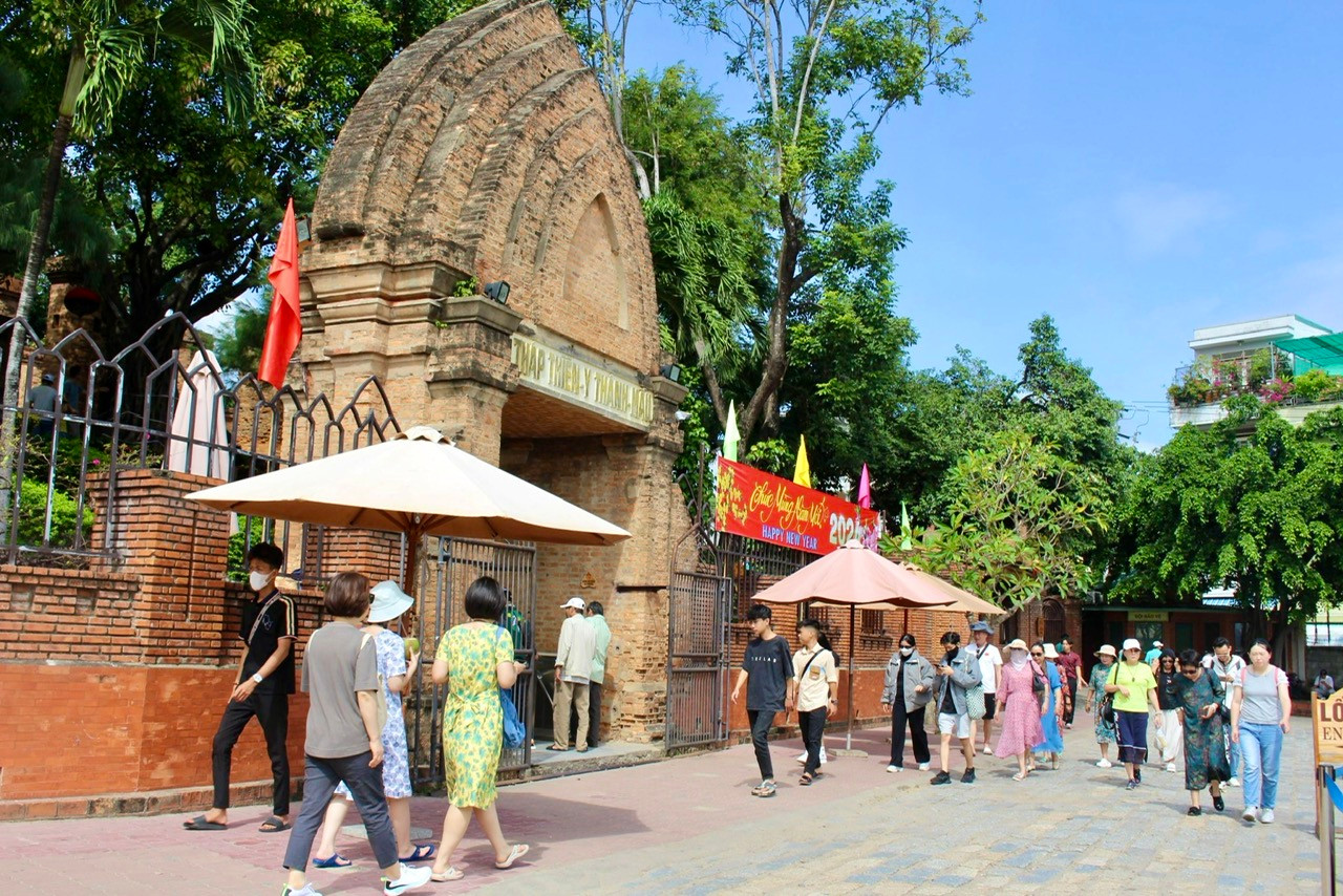 Du khách tham quan di tích Tháp Bà Ponagar trong ngày đầu năm mới. Ảnh: K.N.