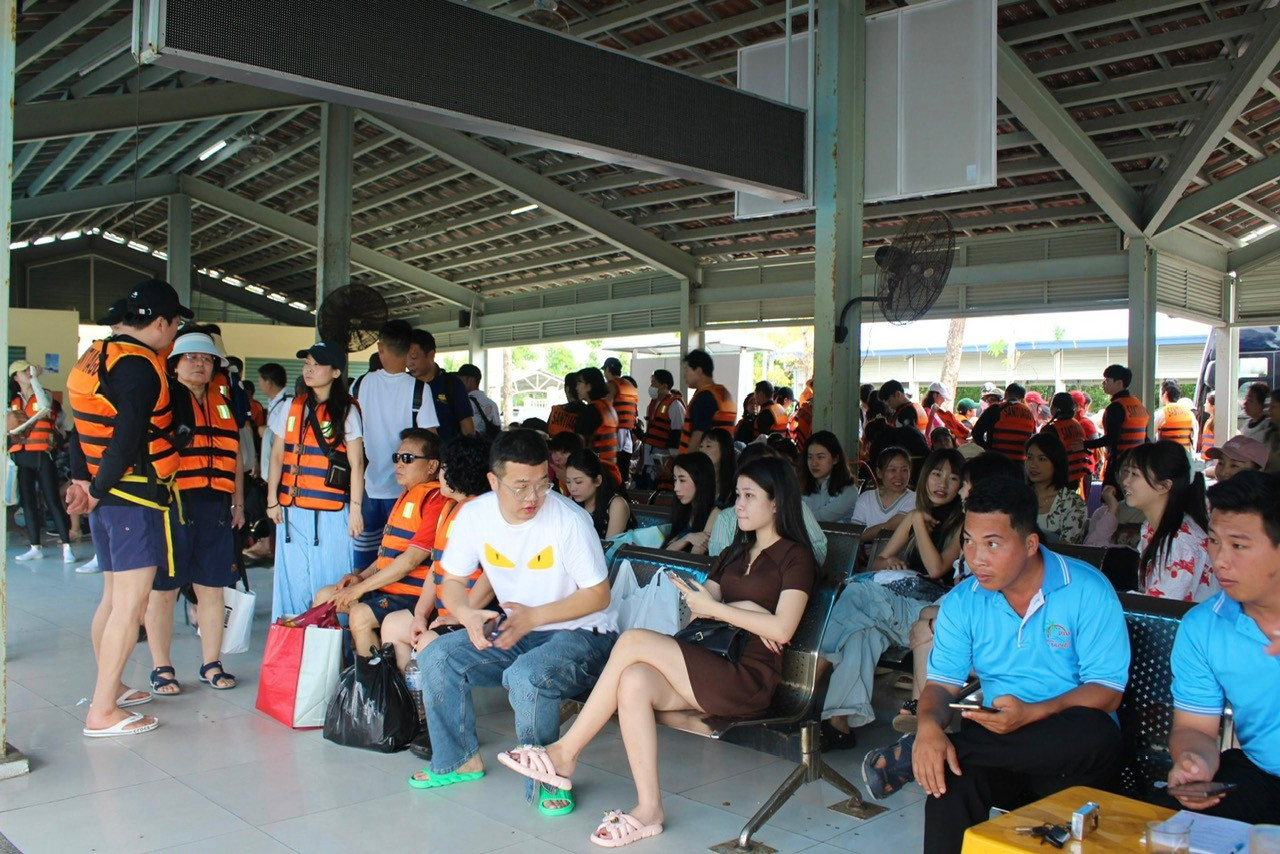 Hàng nghìn du khách tham quan biển đảo Nha Trang trong ngày đầu năm mới. Ảnh: K.N.