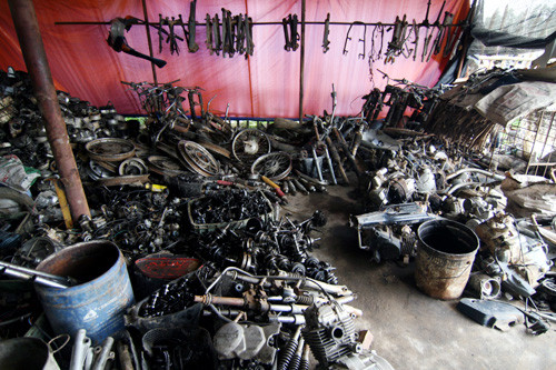 Đến đây người ta có thể tìm thấy vô số các loại máy móc, vành xe, ốc vít và đủ các loại đồ xe khác nhau