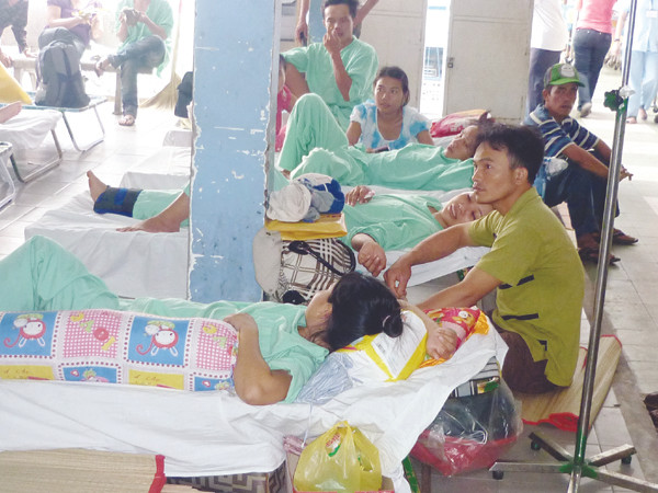 Dịch vụ y tế tăng giá có khắc phục được tình trạng bệnh nhân vạ vật ở hành lang bệnh viện? Ảnh: Lê Nguyễn