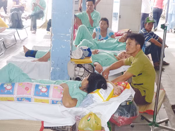 Dịch vụ y tế tăng giá có khắc phục được tình trạng bệnh nhân vạ vật ở hành lang bệnh viện? Ảnh: Lê Nguyễn