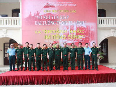 Thượng tướng Ngô Xuân Lịch va cac dai bieu tai triển lãm “Võ Nguyên Giáp – Đại tướng Tổng Tư lệnh” và triển lãm “Khoảnh khắc im tiếng súng”