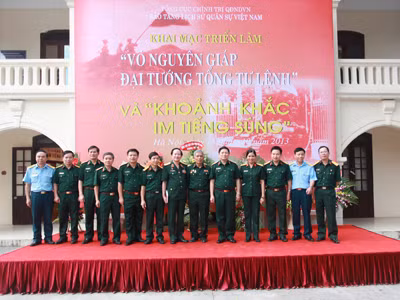 Thượng tướng Ngô Xuân Lịch va cac dai bieu tai triển lãm “Võ Nguyên Giáp – Đại tướng Tổng Tư lệnh” và triển lãm “Khoảnh khắc im tiếng súng”