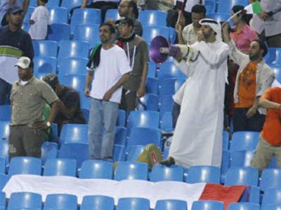 Chùm ảnh CĐV Nhật Bản làm sôi động SVĐ Mỹ Đình ảnh 5