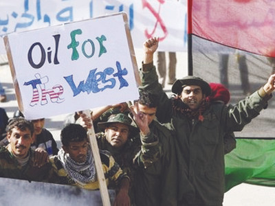 Binh lính Libya và những người biểu tình thân chính phủ Ảnh: AP