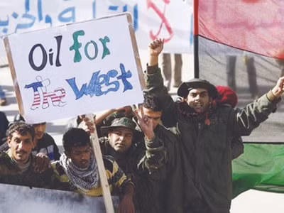 Binh lính Libya và những người biểu tình thân chính phủ Ảnh: AP