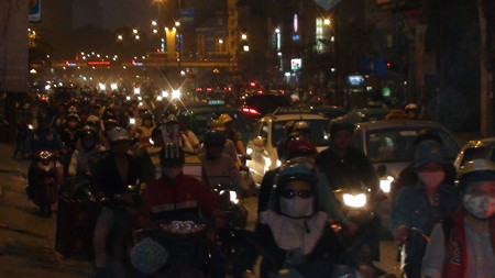 Hà Nội vẫn còn tắc đường. Ảnh: Trường Phong