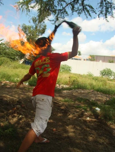 Một màn “trình diễn” ném bom xăng - Ảnh: S.Lâm