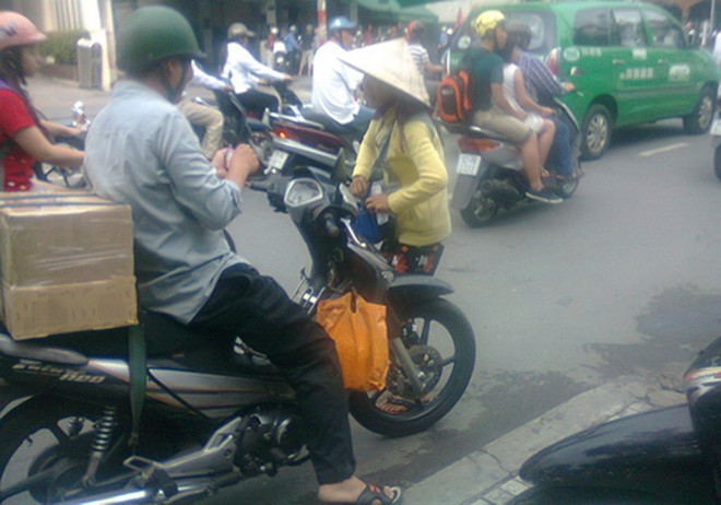 Chạy ra giữa đường để nài nỉ. . Chạy ra giữa đường để nài nỉ.