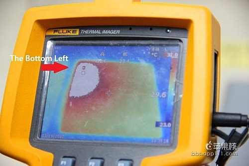 Sau 20 phút, toàn bộ thân bên trái của New iPad tỏa nhiệt lượng lớn hơn hẳn so với bên phải