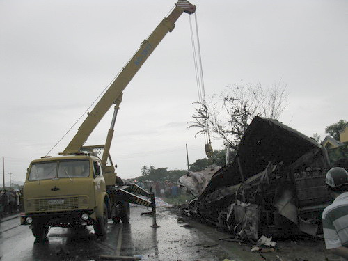 Xe cẩu được huy động để dọn dẹp hiện trường - Ảnh: Như Minh (Tuổi Trẻ)