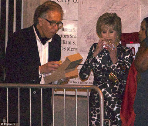 Nữ diễn viên Jane Fonda và bạn trai vội vã ăn bánh kẹp chống đói ngay khi vừa rời bữa tiệc của Vanity Fair. Nữ diễn viên Jane Fonda và bạn trai vội vã ăn bánh kẹp chống đói ngay khi vừa rời bữa tiệc của Vanity Fair