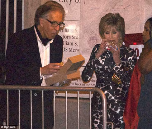Nữ diễn viên Jane Fonda và bạn trai vội vã ăn bánh kẹp chống đói ngay khi vừa rời bữa tiệc của Vanity Fair