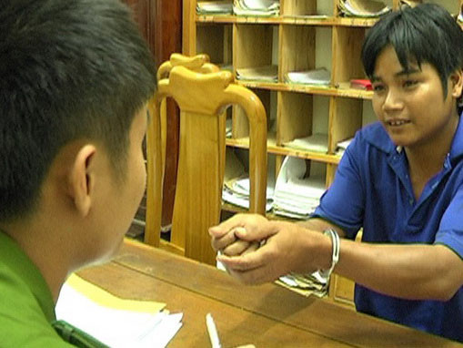 Hồ Văn Huynh khai lại hành vi dùng dao chém người tại cơ quan điều tra. Hồ Văn Huynh khai lại hành vi dùng dao chém người tại cơ quan điều tra