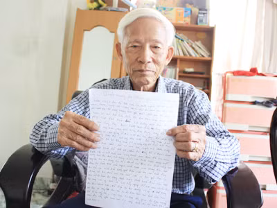 Ông Lữ Điều với những tờ nhật ký ghi lại tháng ngày ở Hoàng Sa Ảnh: Nam Cường