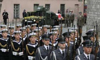 Linh cữu vợ chồng Tổng thống Kaczynski được đưa từ Wrasaw tới Krakow bằng máy bay quân sự. Trước đó, linh cữu cố Tổng thống Kaczynski cũng đã được đưa tới những nơi gắn bó với cuộc đời ông ở Thủ đô Warsaw, trong đó có Tòa thị chính Warsaw. (AP) Hàng trăm nghìn người dân vẫy cờ, hoa và cầu nguyện tại Krakow để vĩnh biệt vợ chồng cố Tổng thống Lech Kaczynski (Reuters,AP) Trong buổi lễ Misa, Tổng giám mục Krakow Stanislaw bày tỏ hy vọng sự sát cánh sau thảm họa rơi máy bay sẽ củng cố quan hệ Nga-Ba Lan (AP) Sau lễ Misa, xe pháo rước linh cữu vợ chồng cố Tổng thống Kaczynski qua thành phố và tới thánh đường Wawel (Reuters,AP) Quân đội Ba Lan tham gia tang lễ cố Tổng thống (Reuters) Ông Jaroslaw Kaczynski, người anh em song sinh- và gia đình con gái Marta của cố Tổng thống Kaczynski trong tang lễ ( Reuters) Lãnh đạo, quan chức, bè bạn và người thân từ nhiều quốc gia tới dự tang lễ vợ chồng cố Tổng thống Kaczynski, trong đó có Tổng thống các nước Nga, Đức, Ucraina, Litva, Séc và Chủ tịch Nghị viện Châu Âu. Tuy nhiên, sự cố núi lửa phun tro bụi ở Iceland đã khiến nhiều nguyên thủ không thể tới dự tang lễ, gồm Tổng thống Mỹ Barack Obama, Thái tử Anh Charles, Tổng thống Pháp Nicolas Sarkozy, Thủ tướng Đức Angela Merkel… (AP,Reuters) Mộ phần của vợ chồng cố Tổng thống Kaczynski được đặt tại Wawel, nơi an nghỉ của các nhà vua và các vị anh hùng dân tộc Ba Lan (AP)