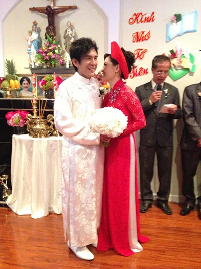 Tuy nhiên, được sự động viên của Đan Trường, cô nép mình vào chồng và cười hạnh phúc