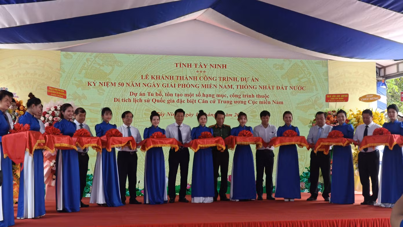 Bộ trưởng Lương Tam Quang và các đại biểu cắt băng khánh thành công trình dự án.