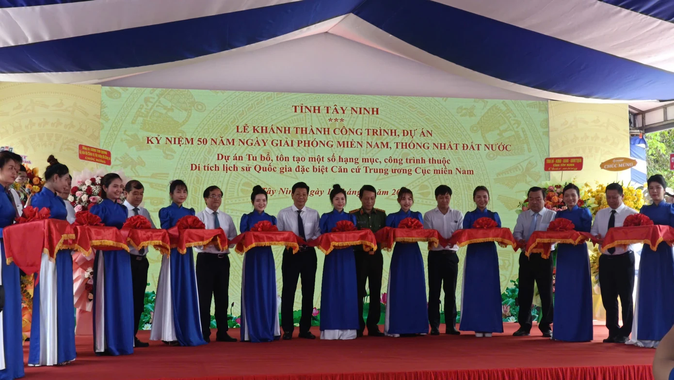 Bộ trưởng Lương Tam Quang và các đại biểu cắt băng khánh thành công trình dự án.