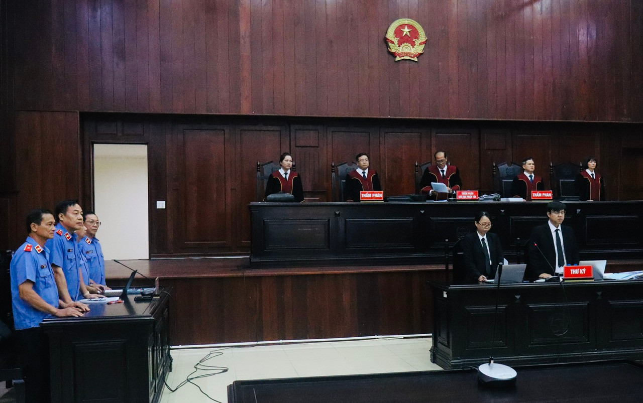 Sáng nay đại diện Viện Kiểm sát đề nghị HĐXX tuyên giảm án cho bà Trương Mỹ Lan. Ảnh: Tân Châu. Sáng nay đại diện Viện Kiểm sát đề nghị HĐXX tuyên giảm án cho bà Trương Mỹ Lan. Ảnh: Tân Châu.