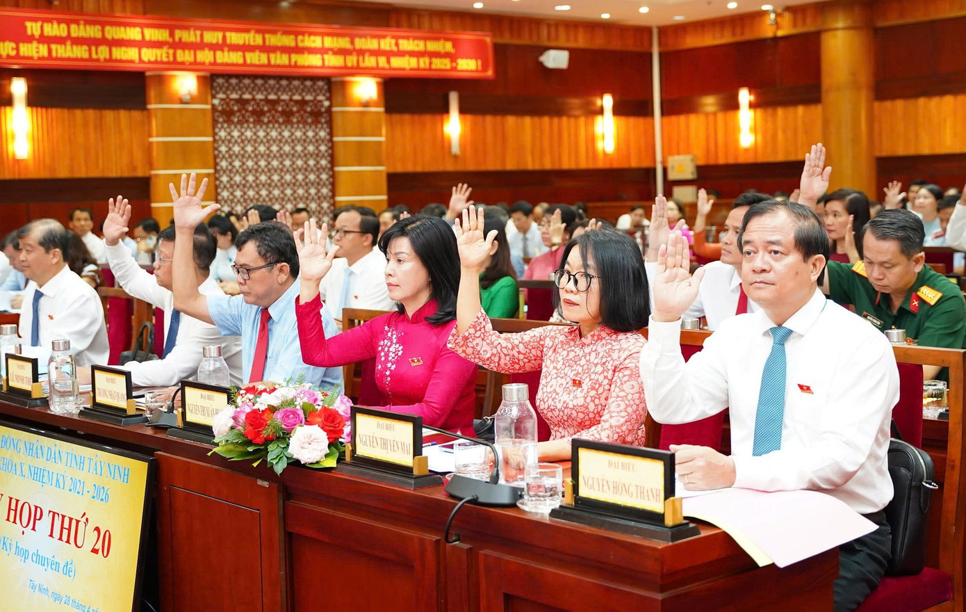 Quyền Chủ tịch UBND tỉnh Tây Ninh Nguyễn Hồng Thanh (hàng đầu, bìa phải) và Chủ tịch Ủy ban MTTQ Việt Nam tỉnh Tây Ninh Võ Đức Trong (hàng đầu, bìa trái) tại kỳ họp. Ảnh: Báo Tây Ninh.