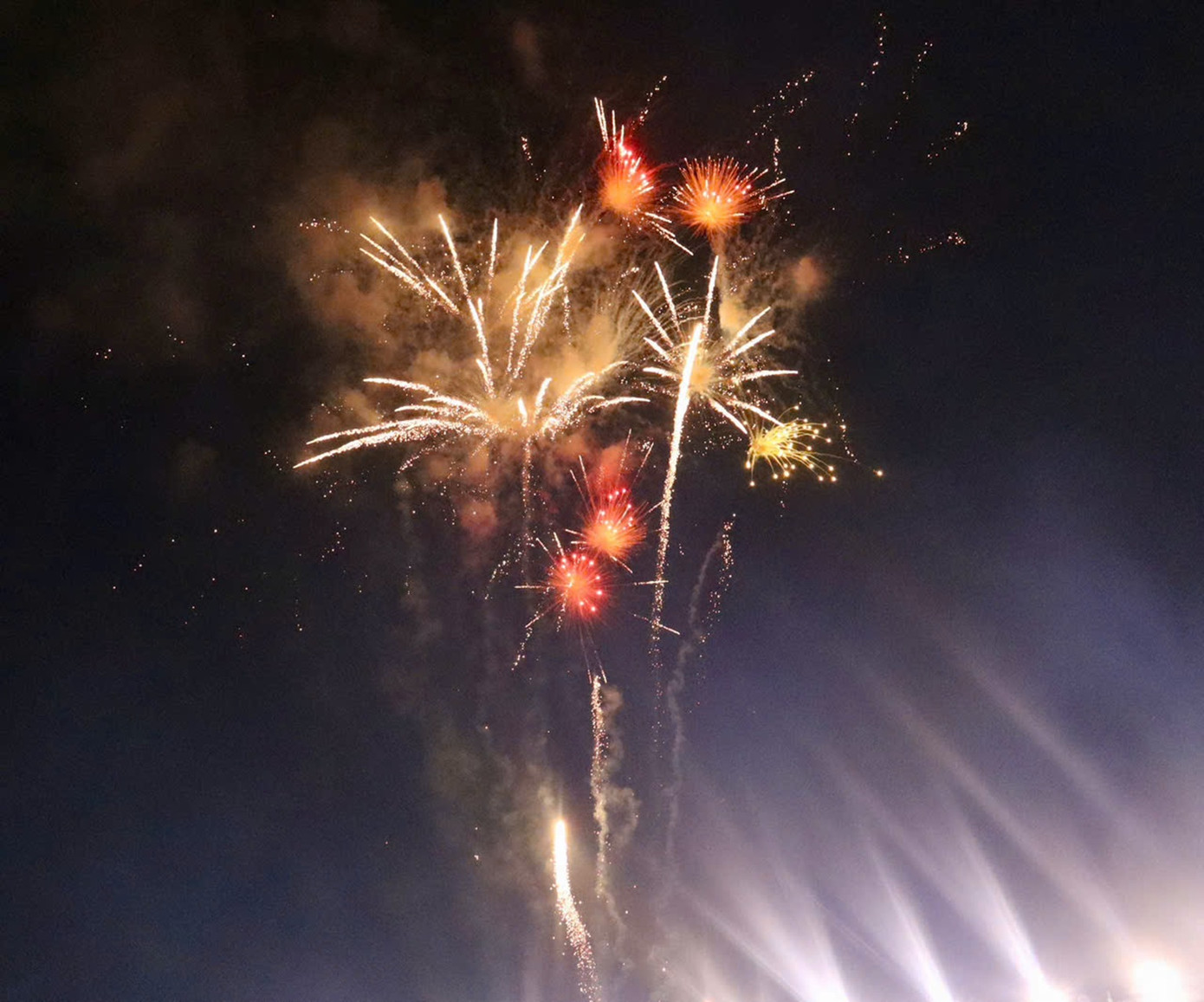 'Biển người' ở Tây Ninh mãn nhãn với màn pháo hoa rực trời kỷ niệm ngày thống nhất đất nước ảnh 11