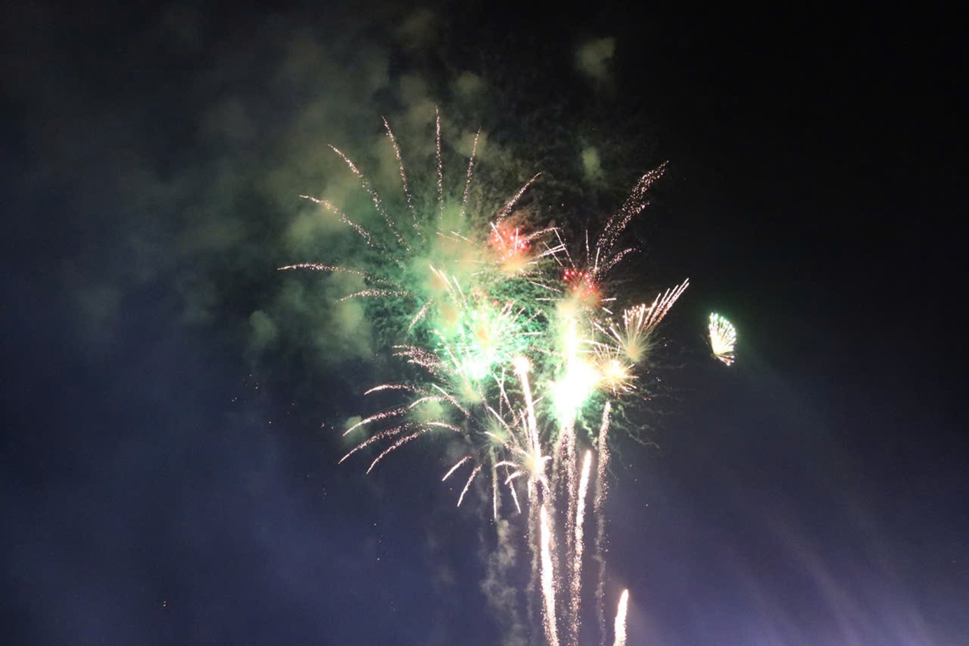 Pháo hoa trên bầu trời Tây Ninh tối 29/4. Ảnh: Tân Châu