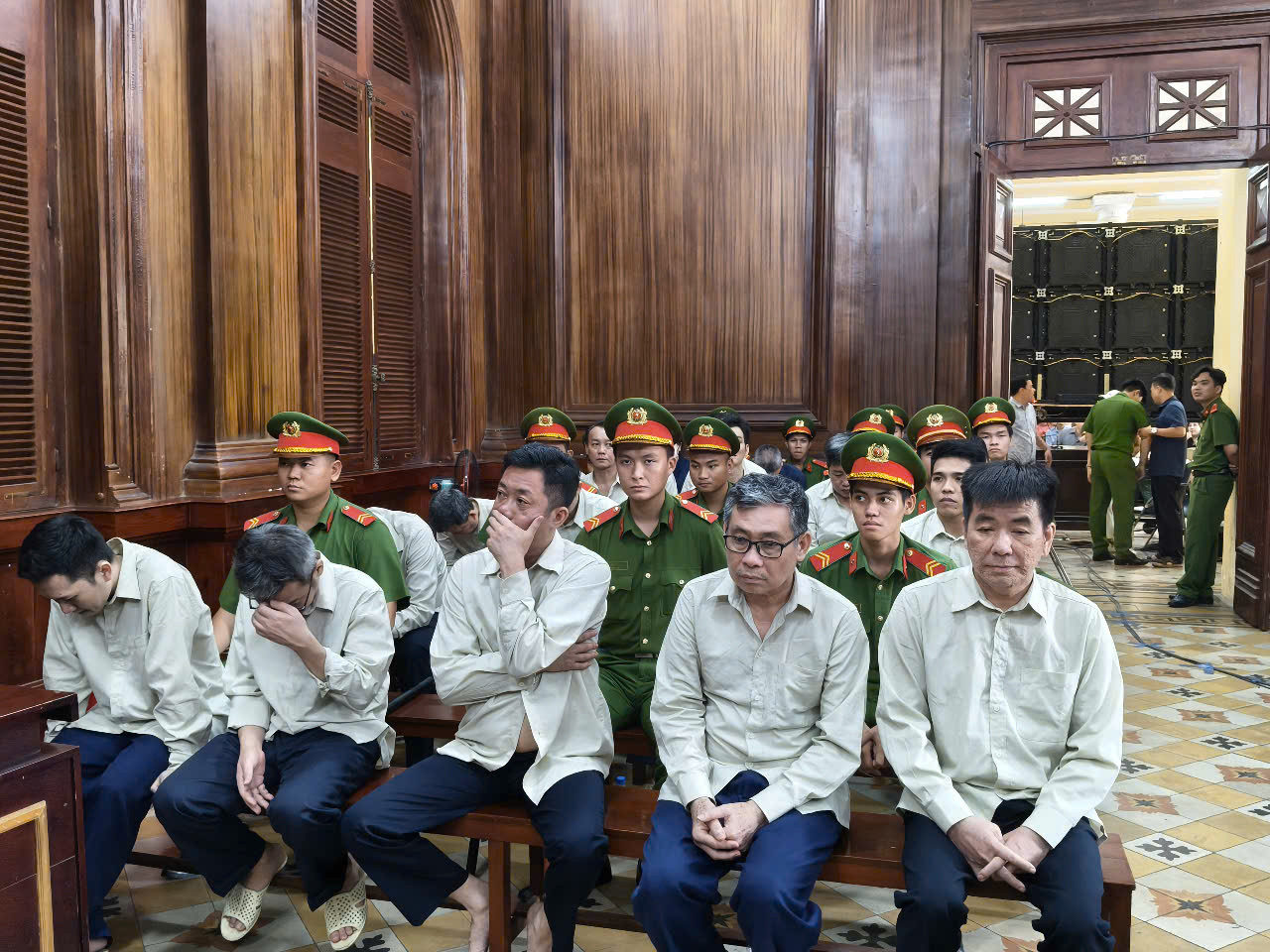 Các bị cáo tại phiên tòa sáng nay 2/4. Ảnh: Tân Châu. Các bị cáo tại phiên tòa sáng nay 2/4. Ảnh: Tân Châu.