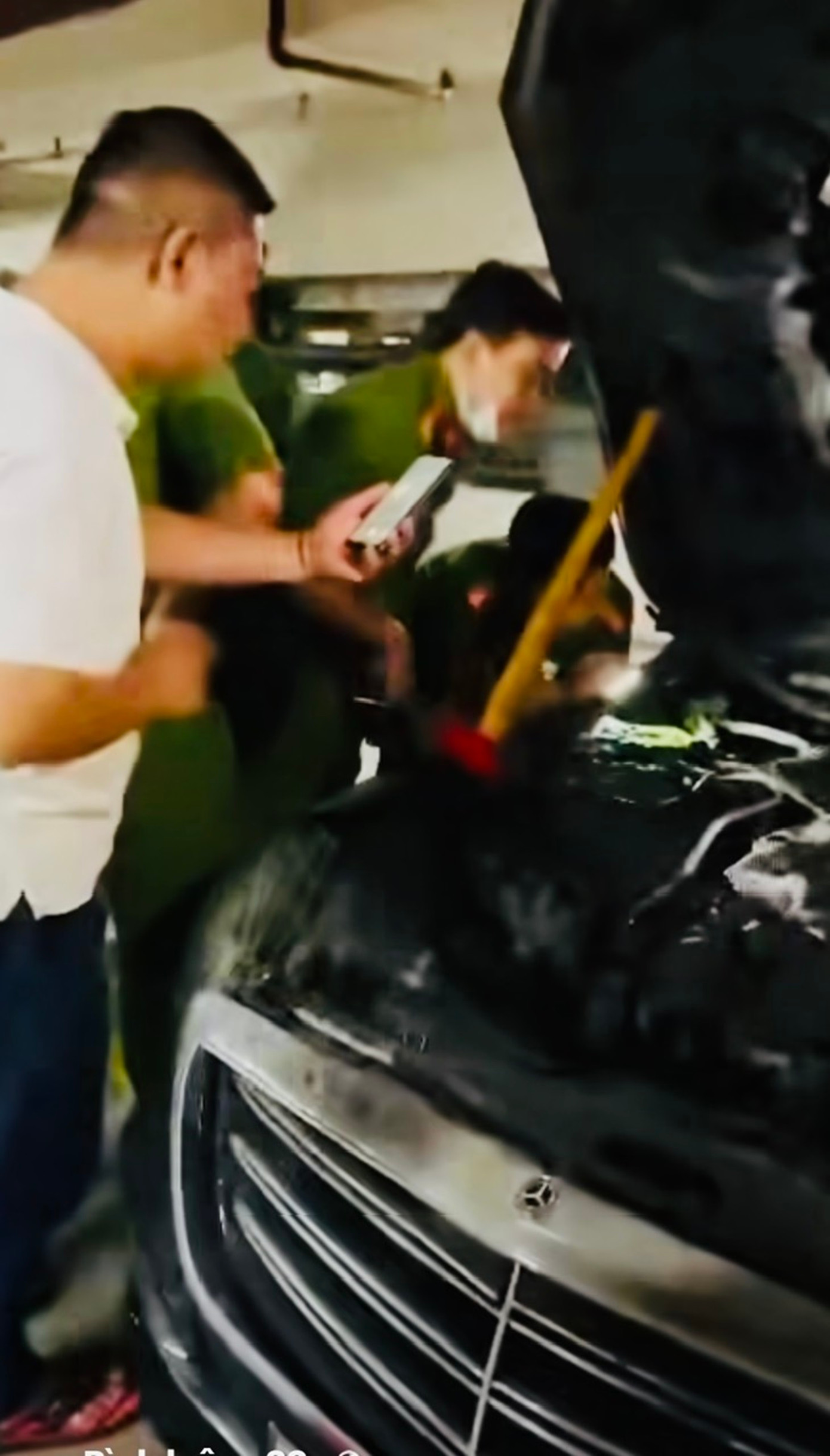 Cơ quan chức năng kiểm tra chiếc xe bị cháy. Ảnh: FBNV Cơ quan chức năng kiểm tra chiếc xe bị cháy. Ảnh: FBNV