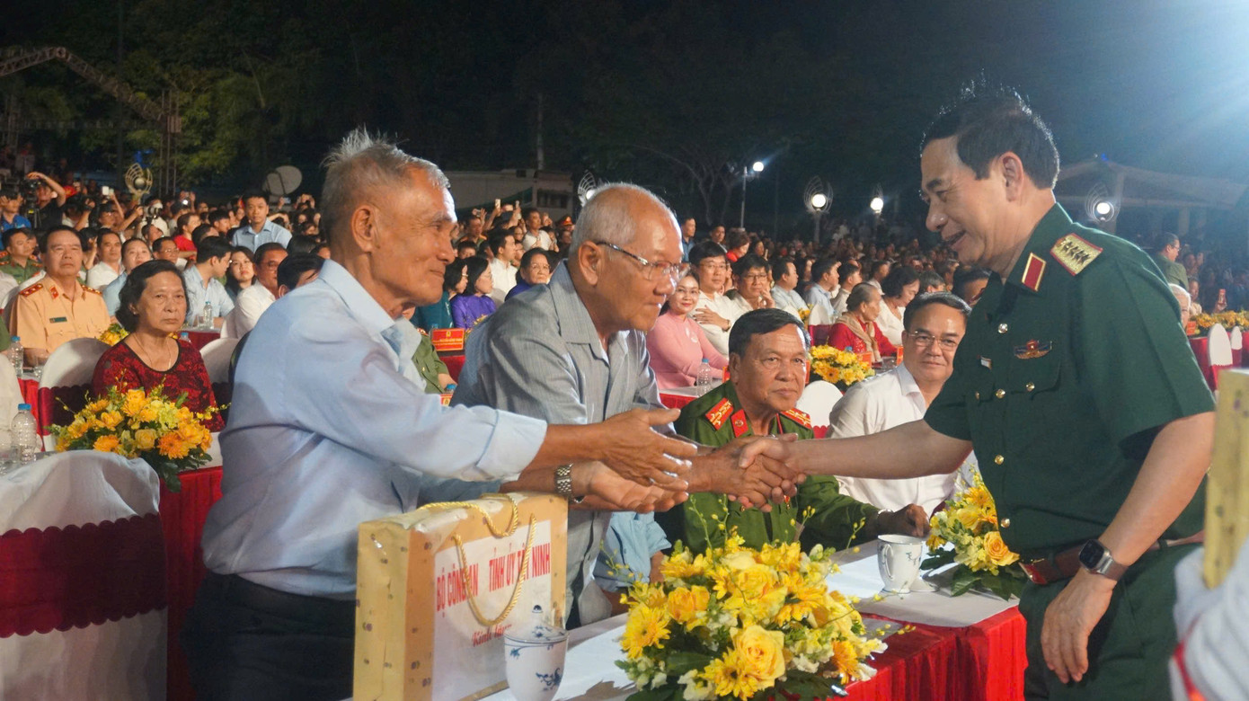 Đại tướng Phan Văn Giang, Bộ trưởng Bộ Quốc phòng thăm hỏi các đại biểu tại Chương trình "Ký ức để lại". Đại tướng Phan Văn Giang, Bộ trưởng Bộ Quốc phòng thăm hỏi các đại biểu tại Chương trình "Ký ức để lại".