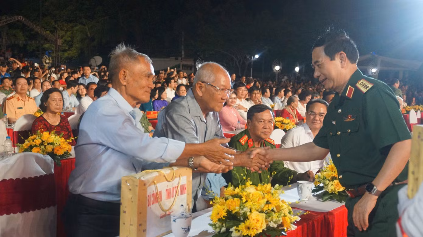 Đại tướng Phan Văn Giang, Bộ trưởng Bộ Quốc phòng thăm hỏi các đại biểu tại Chương trình "Ký ức để lại".