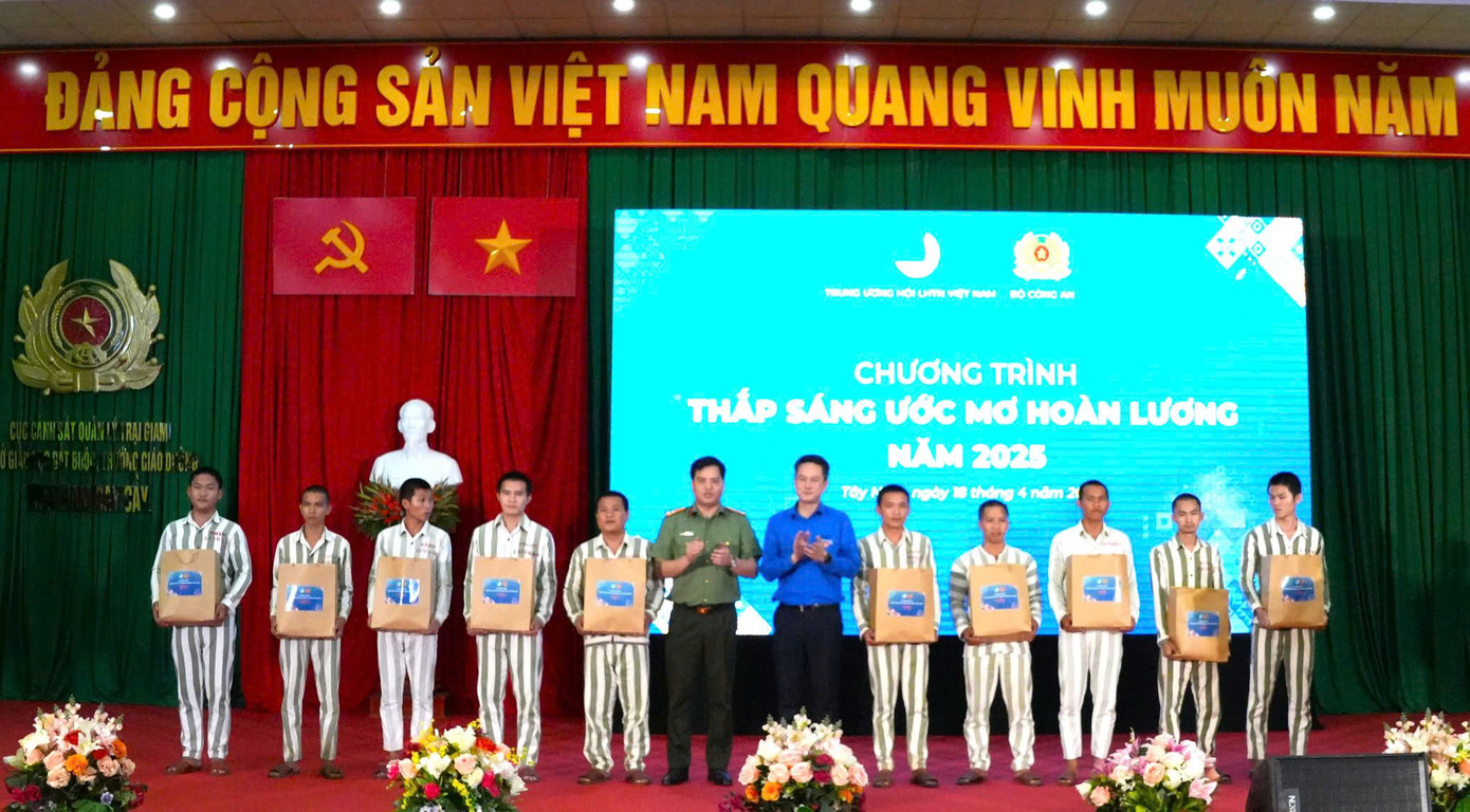 Thượng tá Đồng Đức Vũ, Trưởng Ban Thanh niên CAND cùng đại biểu tặng quà cho các phạm nhân. Thượng tá Đồng Đức Vũ, Trưởng Ban Thanh niên CAND cùng đại biểu tặng quà cho các phạm nhân.