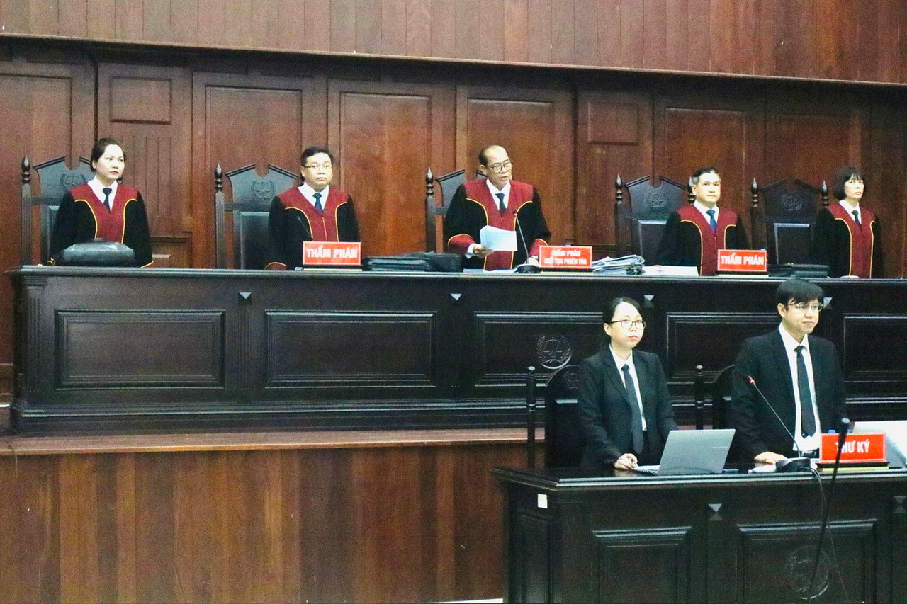 HĐXX phiên tòa phúc thẩm giai đoạn 2 vụ án Vạn Thịnh Phát. Ảnh: Tân Châu.