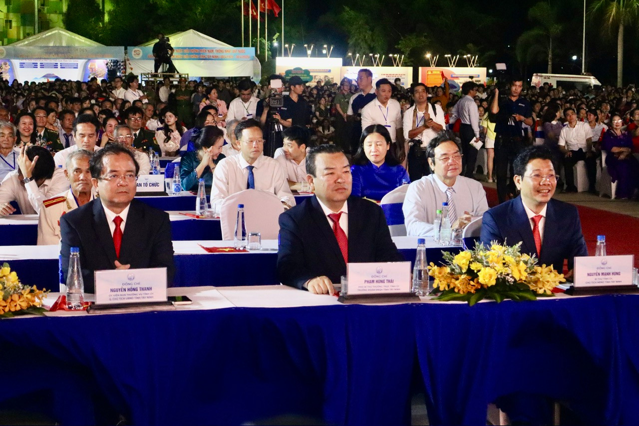 Ảnh hàng ghế đầu, phải sang: Bí thư Tỉnh ủy, Chủ tịch HĐND tỉnh Tây Ninh Nguyễn Mạnh Hùng; Phó Bí thư Thường trực Tỉnh ủy, Trưởng Đoàn đại biểu Quốc hội Tây Ninh Phạm Hùng Thái và Quyền Chủ tịch UBND tỉnh Tây Ninh Nguyễn Hồng Thanh tại buổi lễ. Ảnh: Tân Châu