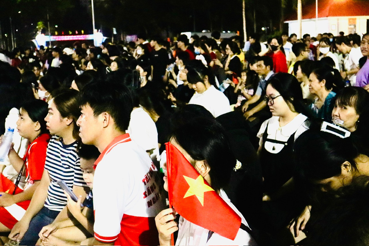 Người dân xem pháo hoa tối 29/4. Ảnh: Tân Châu