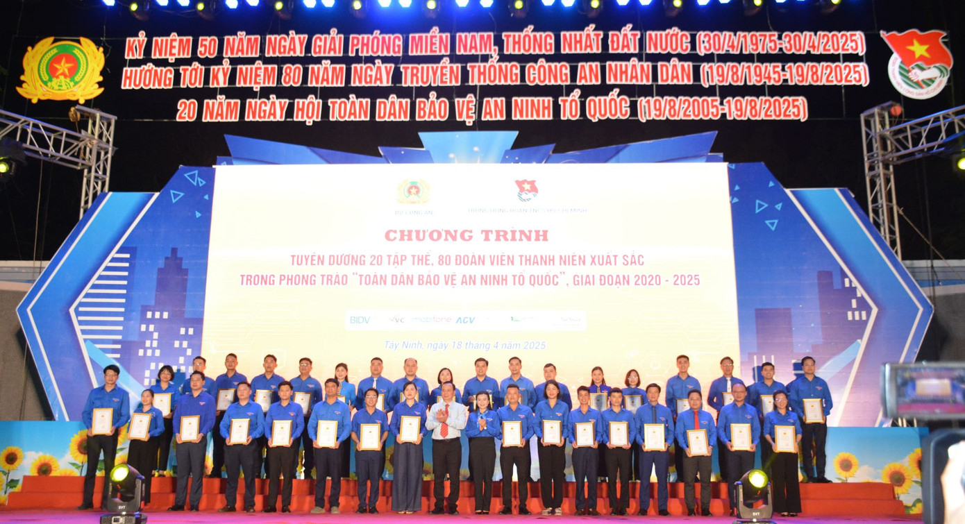 Trao cờ lưu niệm cho các đơn vị tham gia hội trại. Trao cờ lưu niệm cho các đơn vị tham gia hội trại.