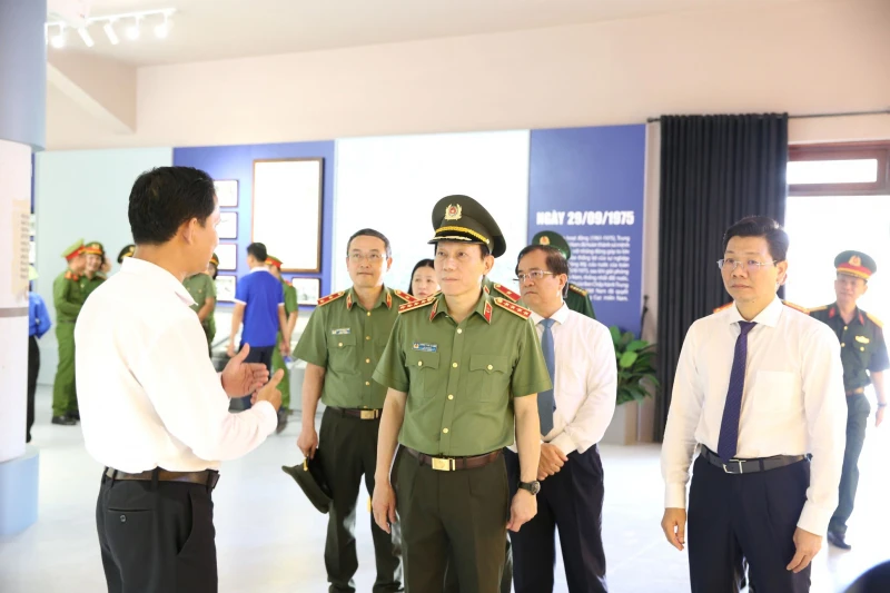 Bộ trưởng Lương Tam Quang tham quan một số hạng mục, công trình.