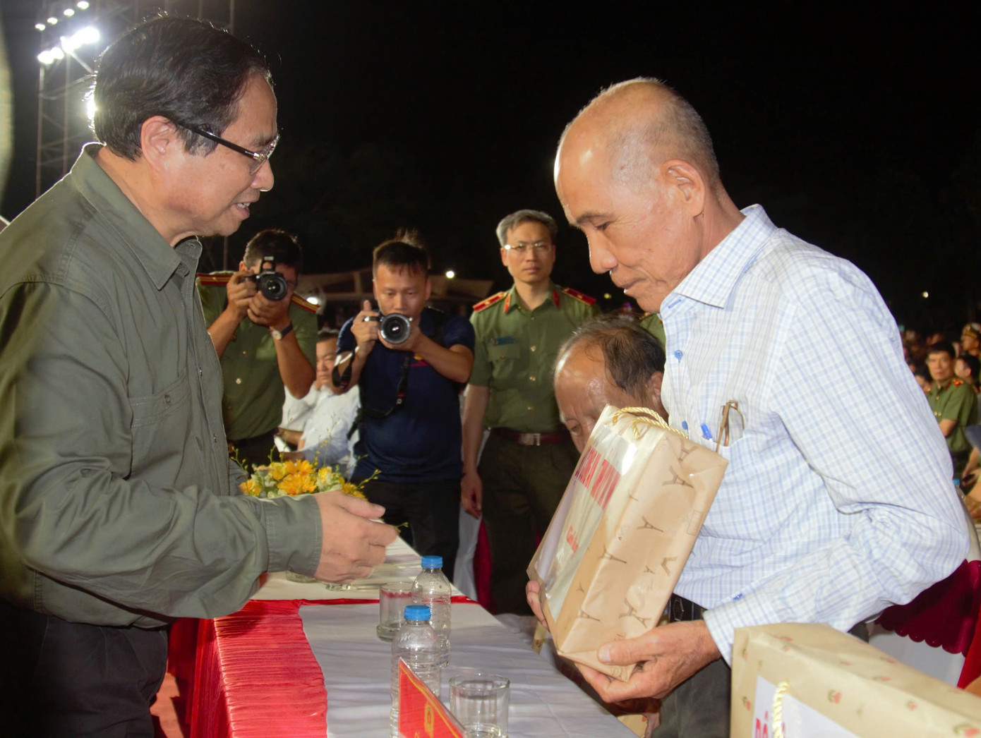 Thủ tướng Phạm Minh Chính thăm hỏi, tặng quà các đại biểu tại chương trình "Ký ức để lại". Thủ tướng Phạm Minh Chính thăm hỏi, tặng quà các đại biểu tại chương trình "Ký ức để lại".