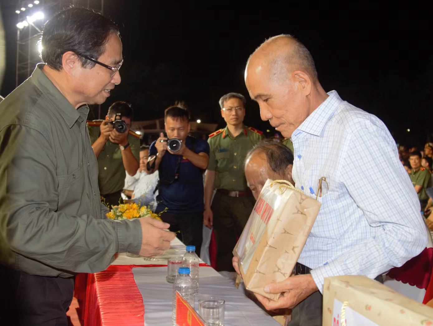 Thủ tướng Phạm Minh Chính thăm hỏi, tặng quà các đại biểu tại chương trình "Ký ức để lại".