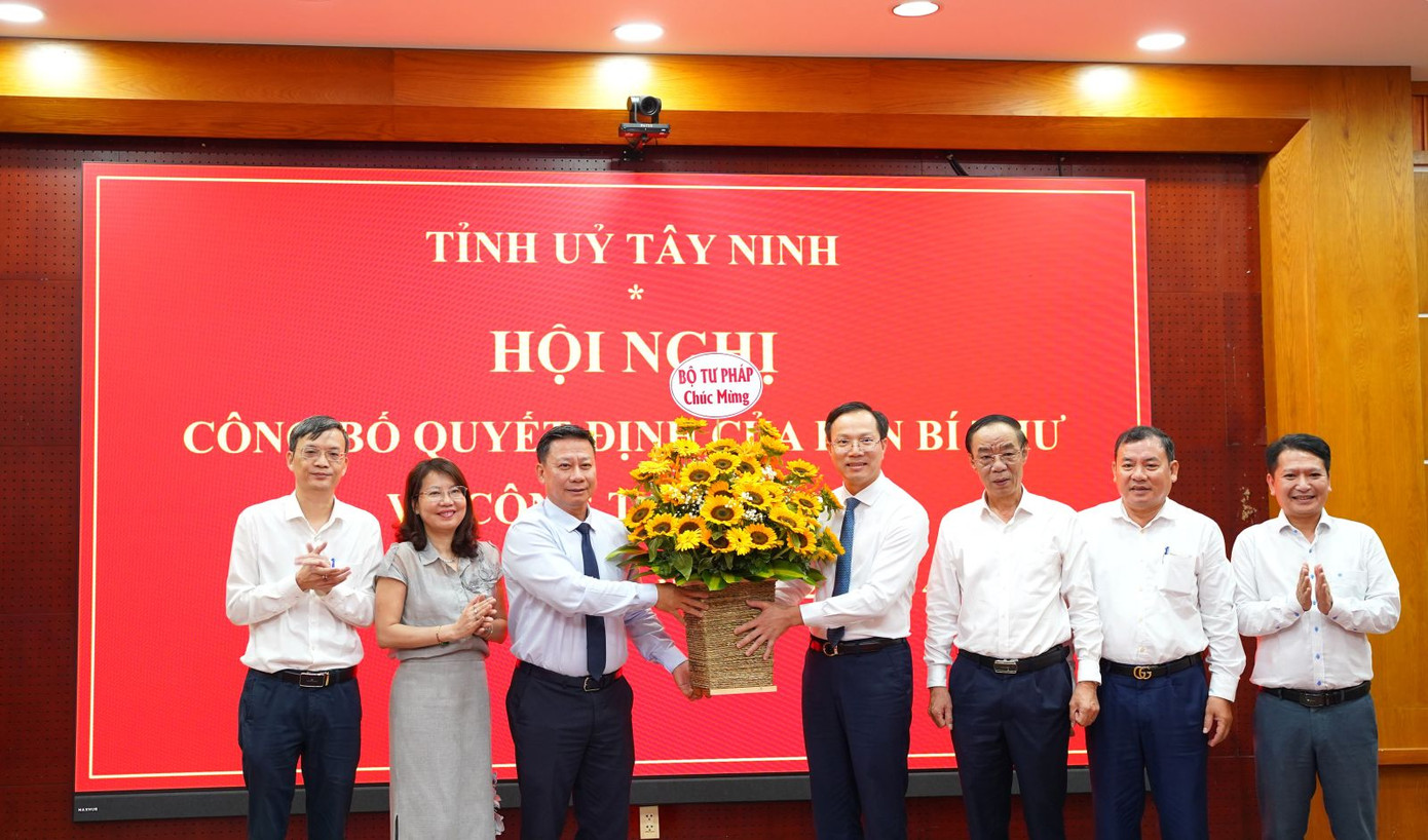 Thứ trưởng Bộ Tư pháp Nguyễn Thanh Ngọc (thừ 3 từ trái sang) tặng hoa chúc mừng ông Đoàn Trung Kiên (thừ 4 từ phải sang). Ảnh: BTN Thứ trưởng Bộ Tư pháp Nguyễn Thanh Ngọc (thừ 3 từ trái sang) tặng hoa chúc mừng ông Đoàn Trung Kiên (thừ 4 từ phải sang). Ảnh: BTN