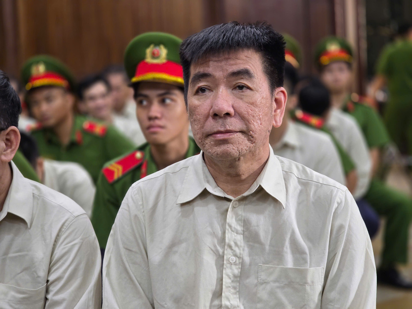 Bị cáo Lê Quang Bình - Chủ tịch HĐQT kiêm Tổng giám đốc công ty Trung Hậu 68 tại phiên tòa sáng nay 2/4. Ảnh: Tân Châu. Bị cáo Lê Quang Bình - Chủ tịch HĐQT kiêm Tổng giám đốc công ty Trung Hậu 68 tại phiên tòa sáng nay 2/4. Ảnh: Tân Châu.