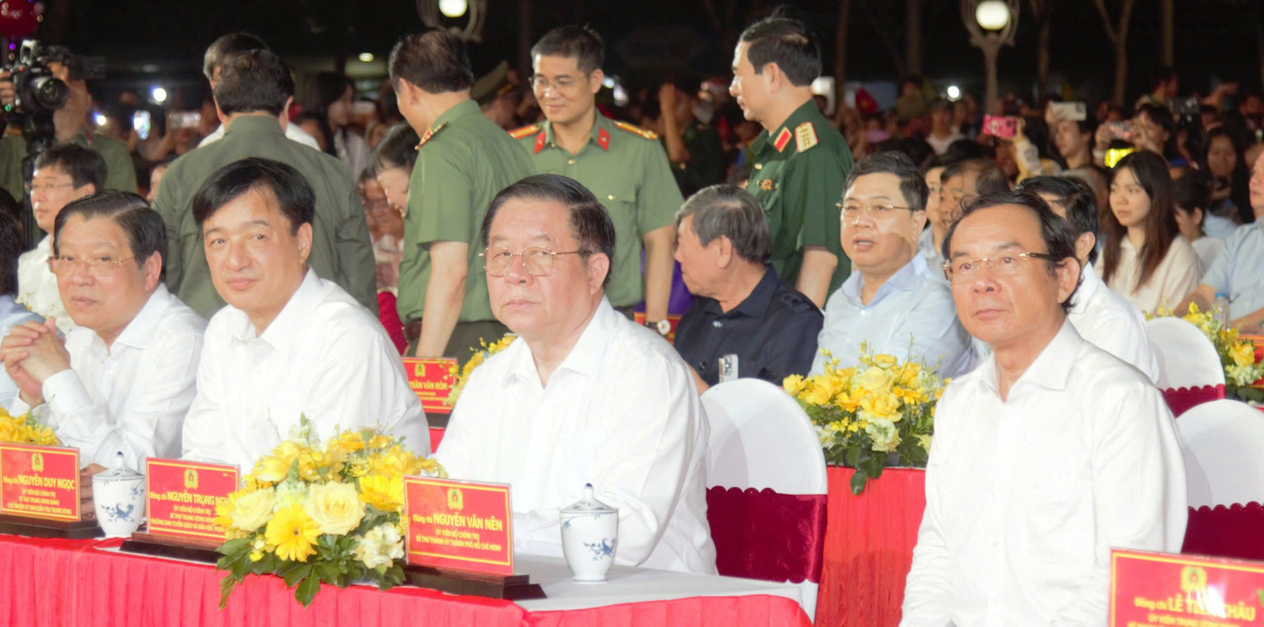 Các Ủy viên Bộ Chính trị (từ phải sang): Nguyễn Văn Nên-Bí thư Thành ủy TPHCM, Nguyễn Trọng Nghĩa-Trưởng Ban Tuyên giáo, Dân vận Trung ương, Nguyễn Duy Ngọc-Chủ nhiệm Ủy ban Kiểm tra Trung ương, Phan Đình Trạc-Trưởng ban Nội chính Trung ương, tại chương trình "Ký ức để lại". Các Ủy viên Bộ Chính trị (từ phải sang): Nguyễn Văn Nên-Bí thư Thành ủy TPHCM, Nguyễn Trọng Nghĩa-Trưởng Ban Tuyên giáo, Dân vận Trung ương, Nguyễn Duy Ngọc-Chủ nhiệm Ủy ban Kiểm tra Trung ương, Phan Đình Trạc-Trưởng ban Nội chính Trung ương, tại chương trình "Ký ức để lại".