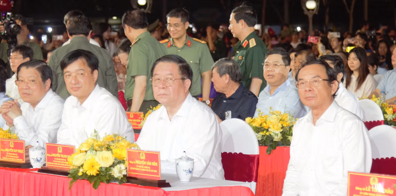 Các Ủy viên Bộ Chính trị (từ phải sang): Nguyễn Văn Nên-Bí thư Thành ủy TPHCM, Nguyễn Trọng Nghĩa-Trưởng Ban Tuyên giáo, Dân vận Trung ương, Nguyễn Duy Ngọc-Chủ nhiệm Ủy ban Kiểm tra Trung ương, Phan Đình Trạc-Trưởng ban Nội chính Trung ương, tại chương trình "Ký ức để lại".