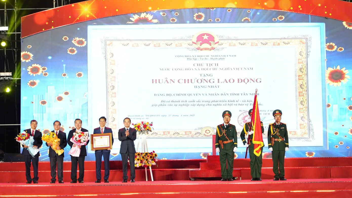 Ông Trần Lưu Quang trao quyết định tặng thưởng Huân chương Lao động hạng Nhất và tặng hoa cho lãnh đạo Tây Ninh.