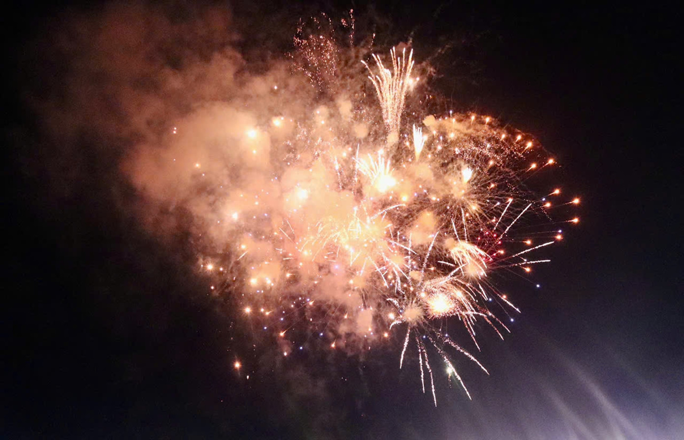 Pháo hoa trên bầu trời Tây Ninh tối 29/4. Ảnh: Tân Châu