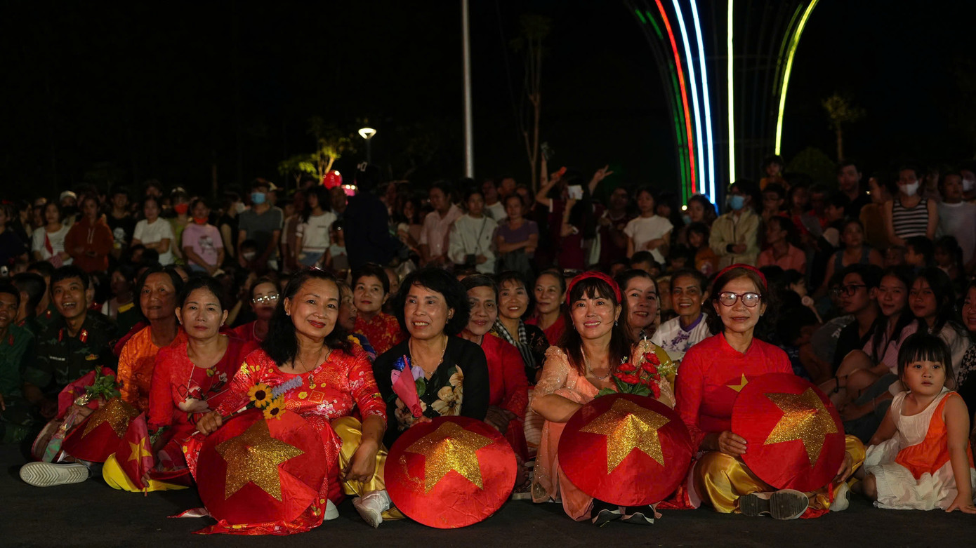 Người dân xem pháo hoa tối 29/4. Ảnh: Tân Châu