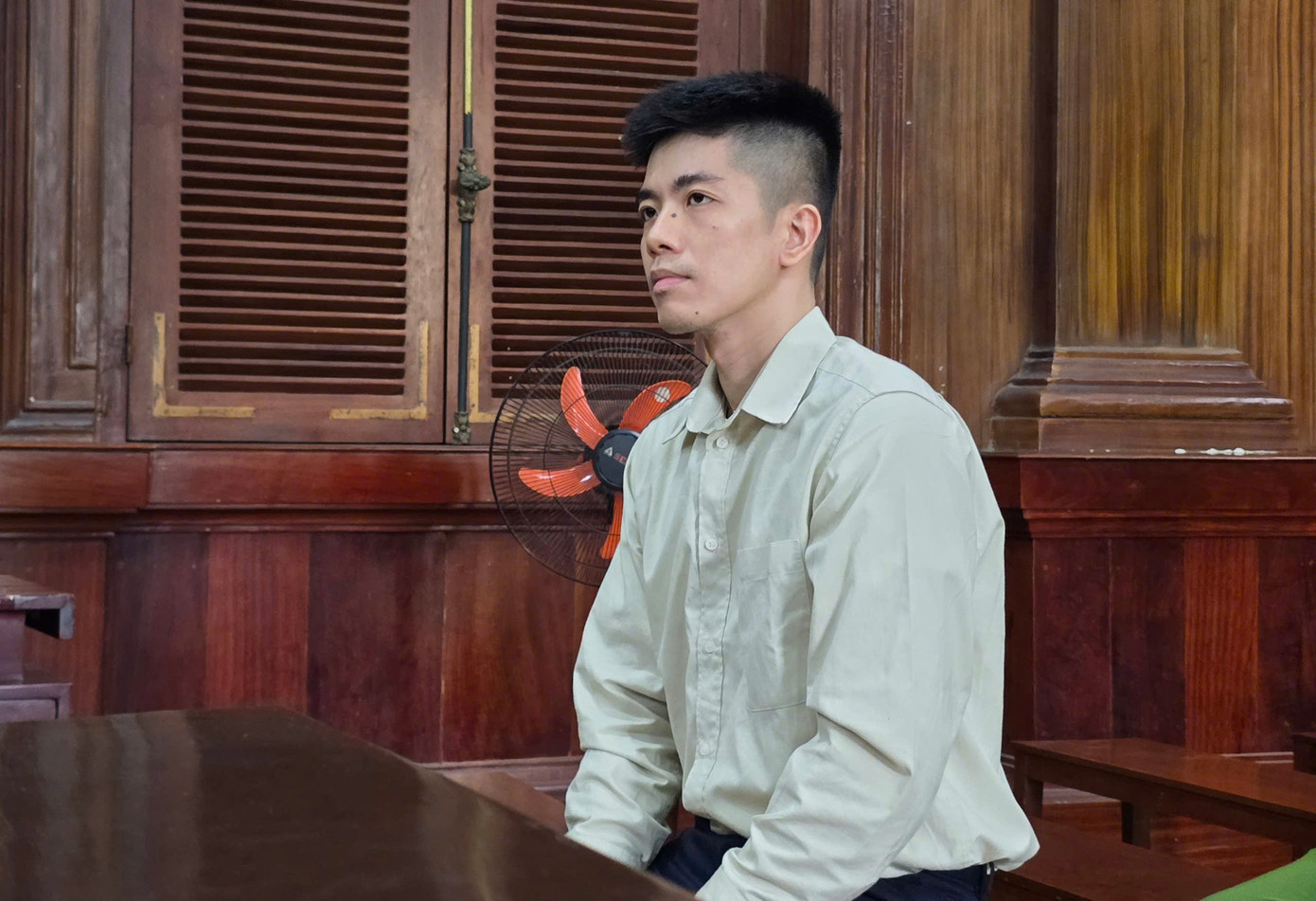 Cựu nhân viên Vietcombank Lê Tuấn Anh tại phiên tòa chiều 18/4. Cựu nhân viên Vietcombank Lê Tuấn Anh tại phiên tòa chiều 18/4.